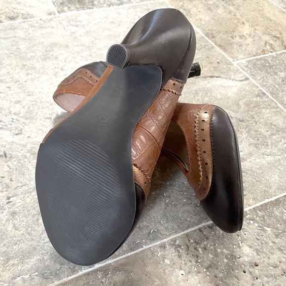 DOLCE by mojo moxy Brown T-Strap Pumps | Size 8 - Picture 10 of 11